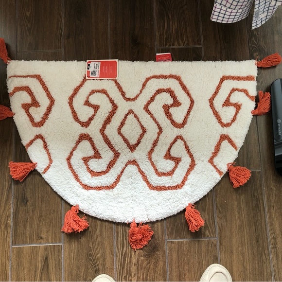 Casaluna Other - Decorative bath rug with 3 hand towels